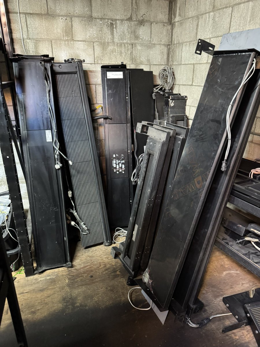 getjer's tweet image. What a fairly legit sign shop looks like. 🥵