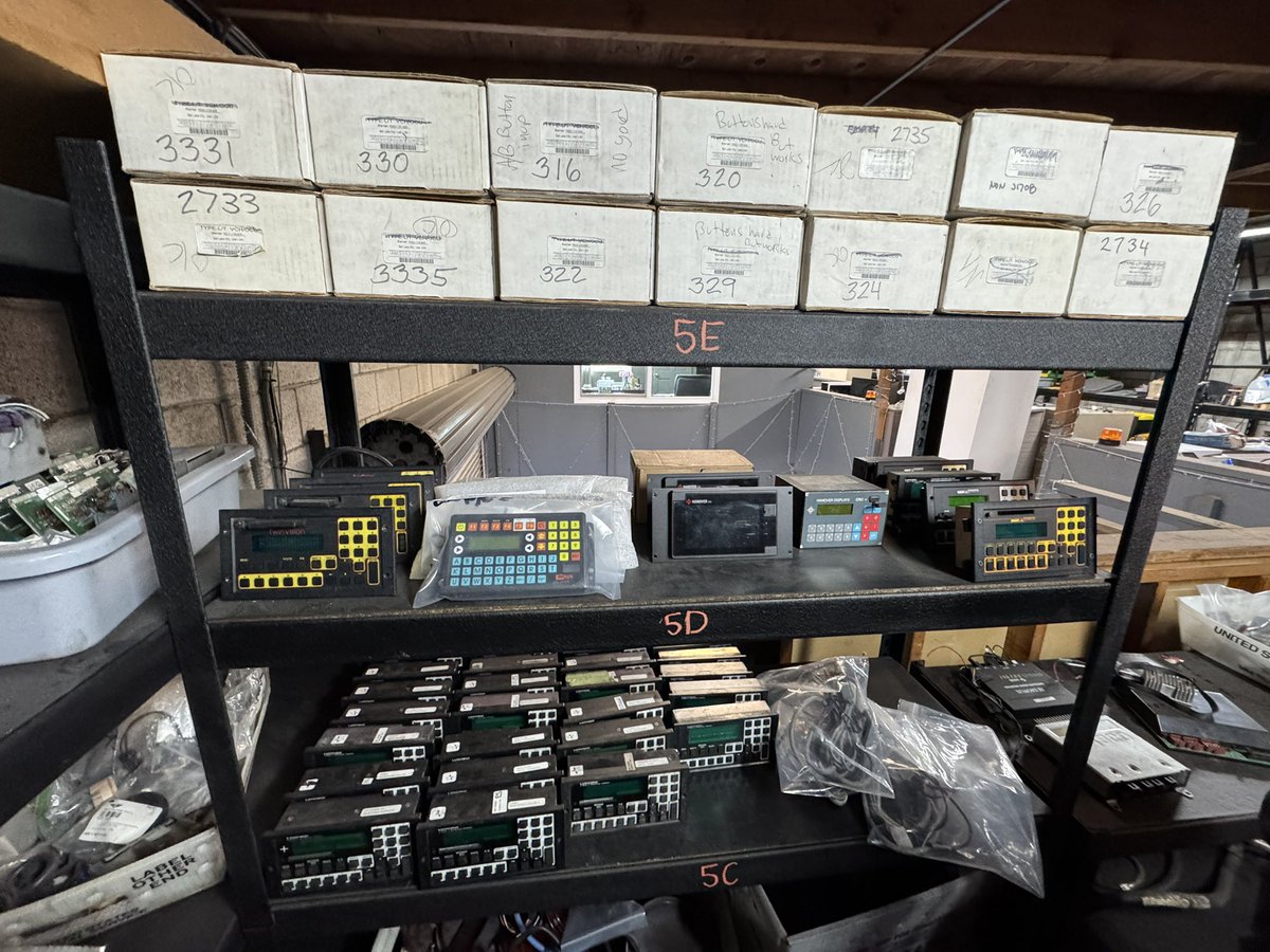 getjer's tweet image. What a fairly legit sign shop looks like. 🥵