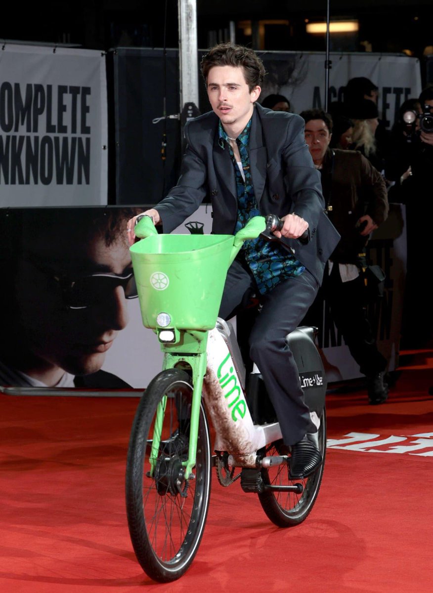 timotheeupdates's tweet photo. Timothée Chalamet arriving at the ‘A Complete Unknown’ premiere in London on a bike. https://t.co/ff9mUSEGjq
