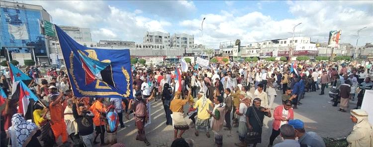 المعاناة التي طحنت الناس بالمحافظات الجنوبية مسئول عنها اولا  هي دول التحالف .
ويجب ان تقوم بمسئوليتها الاخلاقيه . 
الناس لن يطول صبرها .قريبا
سيكون للشارع موقف سيزعجكم كثيرا

.