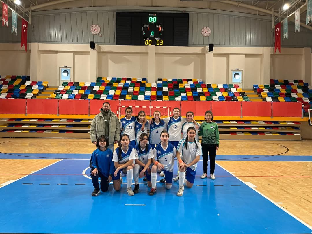 Şehit Murat Somuncu Ortaokulu Kız Futsal Takımımız Atatürk Ortaokulunu 3-0 yenip gruptan çıkarak yarı finale yükselmiştir. Öğrencilerimizi ve Beden Eğitimi Öğretmenimiz Cihan ÇEKİÇ’i tebrik ediyoruz.