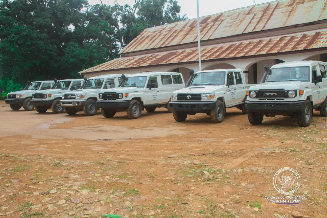 fruitalpk's tweet photo. #RDC🇨🇩
#Lomami : Le Gouverneur #Iron_Van #KALOMBO remet des véhicules tout-terrain neufs à la #PNC et aux cinq Territoires pour garantir leur mobilité et renforcer la sécurité. https://t.co/KZ98l7FUA8