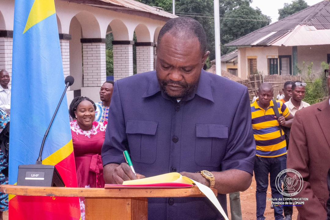 fruitalpk's tweet photo. #RDC🇨🇩
#Lomami : Le Gouverneur #Iron_Van #KALOMBO remet des véhicules tout-terrain neufs à la #PNC et aux cinq Territoires pour garantir leur mobilité et renforcer la sécurité. https://t.co/KZ98l7FUA8