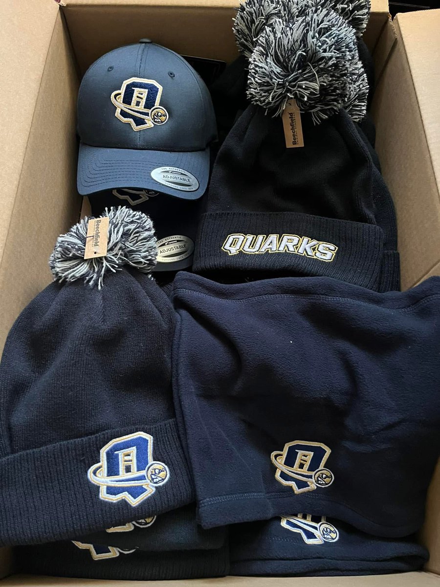 QuarksFootUs91's tweet photo. Clin d’œil ce soir à notre fournisseur historique de Merchandising, @N_Zone_Eqpt 😉

Conseils avisés de Nico, qualité des produits et rapidité de service…Tout y est à chaque fois ! 💡

Dernièrement, ce sont nos bonnets, casquettes et tours de cou polaires qui sont arrivés ! 😍 https://t.co/UH3Z7RcseC