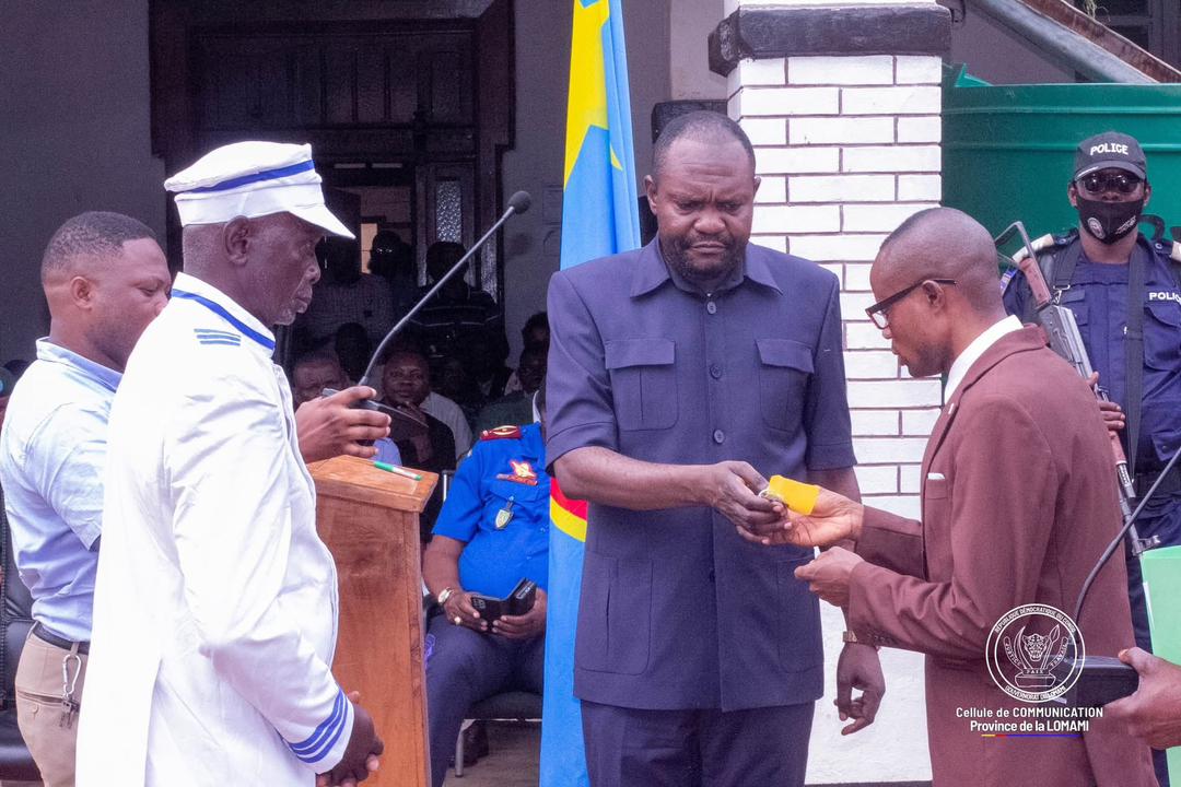 fruitalpk's tweet photo. #RDC🇨🇩
#Lomami : Le Gouverneur #Iron_Van #KALOMBO remet des véhicules tout-terrain neufs à la #PNC et aux cinq Territoires pour garantir leur mobilité et renforcer la sécurité. https://t.co/KZ98l7FUA8