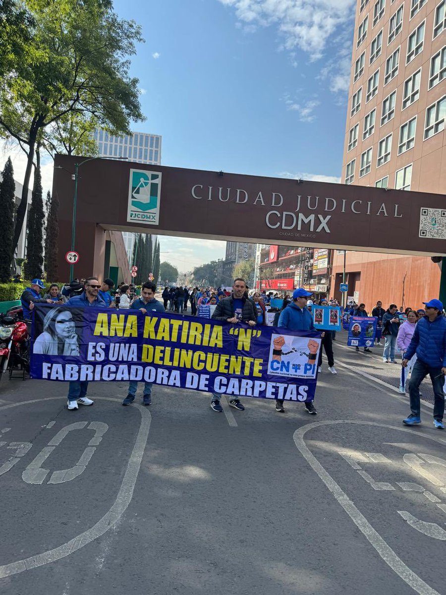 SuenosAtreviMor's tweet photo. La gente afectada por tu abogada exige verdad y justicia. Todo lo que intentaron ocultar, como tú dices, está saliendo a la luz. Primero @rosiorozco, ahora @anakatiria. Vaya "equipo tan preparado" que tienes, @karladelacuesta. https://t.co/wNxT87ADX4