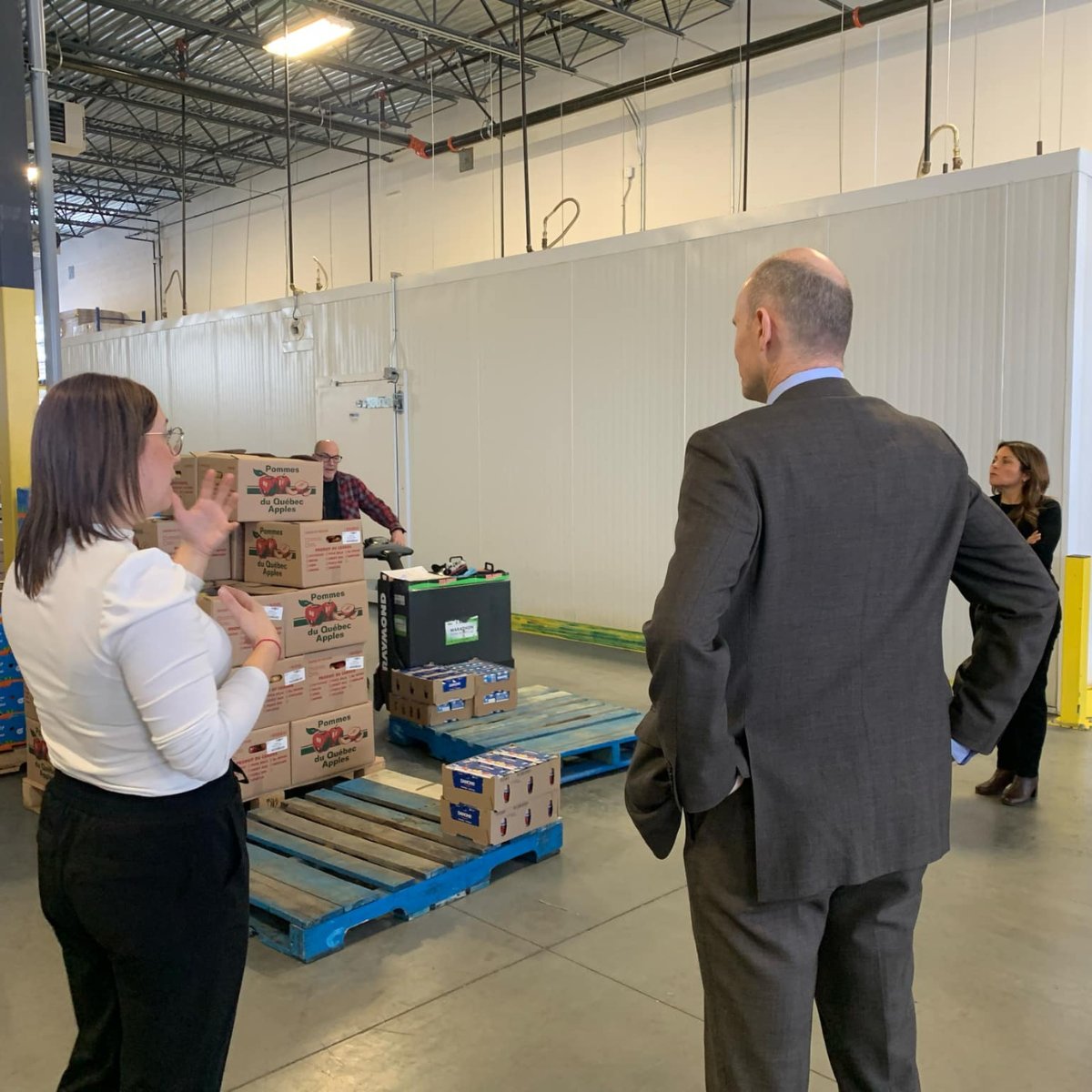 ClubDejeuner's tweet photo. Heureux d'avoir accueilli le ministre @jyduclos à notre entrepôt à Varennes! Une belle occasion de montrer l'ampleur de nos opérations, la force de notre réseau & l’urgence des sommes fédérales au Québec pour #NourrirLesEnfants. #polcan #educqc #PNAS