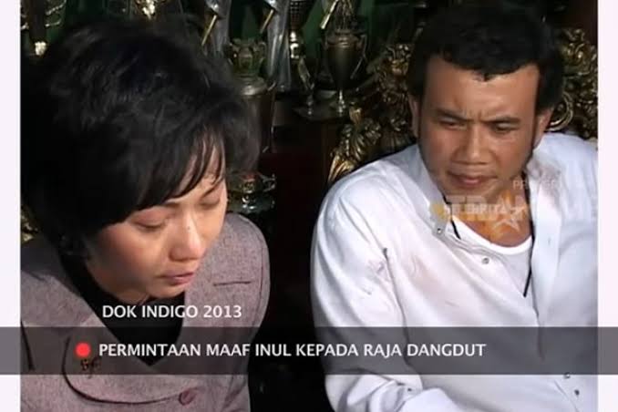 DiajengLrst's tweet photo. @tanyarlfes Inul vs rhoma sunbaenim. Heboh banget dulu tiap hari beritanya ini, si sunbaenim mengutuk goyang ngebor inul yang waktu itu baru debut. https://t.co/ZwhHEF7NzL