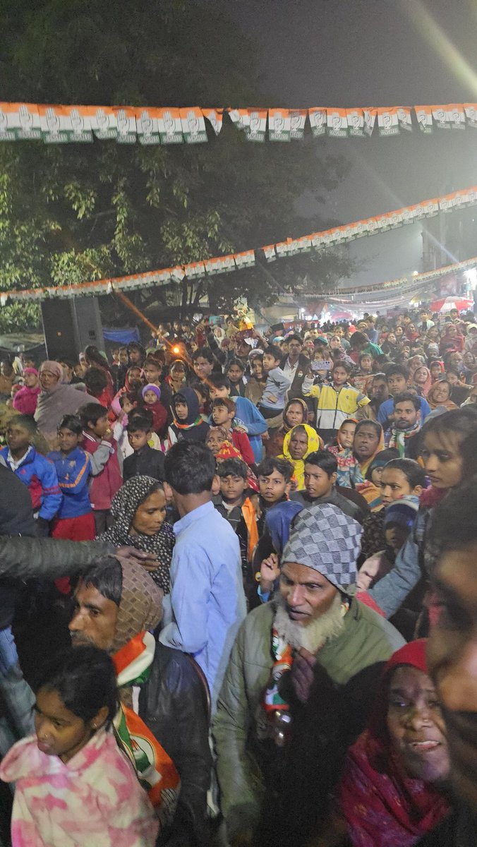 IndiraMeena_'s tweet photo. जय बापू, जय भीम, जय संविधान!

आज दिल्ली के बादली में माननीय श्री @devendrayadvinc  जी की गौरवमयी उपस्थिति में जनसभा को संबोधित कर कांग्रेस को भारी बहुमत देकर विजय कराने की अपील की। 

इस भव्य जनसभा का विहंगम दृश्य कांग्रेस के प्रति अपार निष्ठा और विश्वास का प्रतीक है।
@devendrayadvinc @INCIndia @DelhiCongress