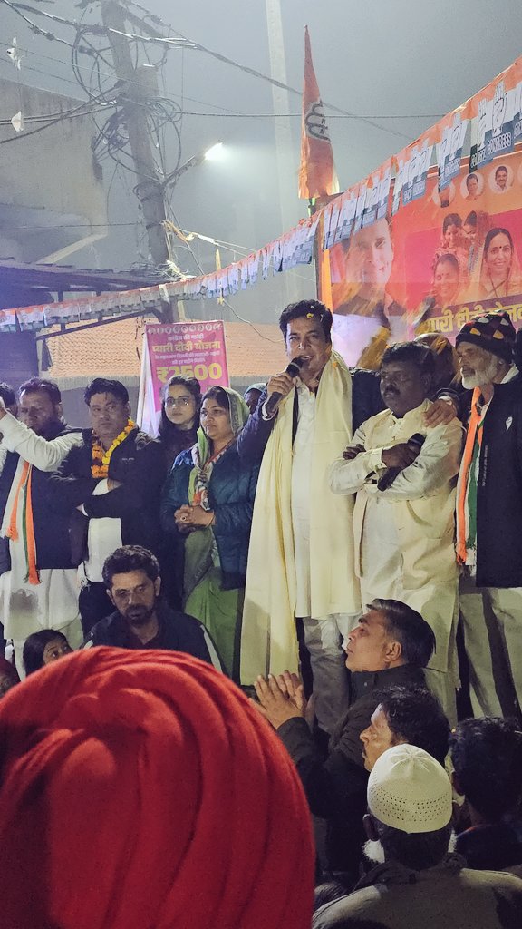 IndiraMeena_'s tweet photo. जय बापू, जय भीम, जय संविधान!

आज दिल्ली के बादली में माननीय श्री @devendrayadvinc  जी की गौरवमयी उपस्थिति में जनसभा को संबोधित कर कांग्रेस को भारी बहुमत देकर विजय कराने की अपील की। 

इस भव्य जनसभा का विहंगम दृश्य कांग्रेस के प्रति अपार निष्ठा और विश्वास का प्रतीक है।
@devendrayadvinc @INCIndia @DelhiCongress