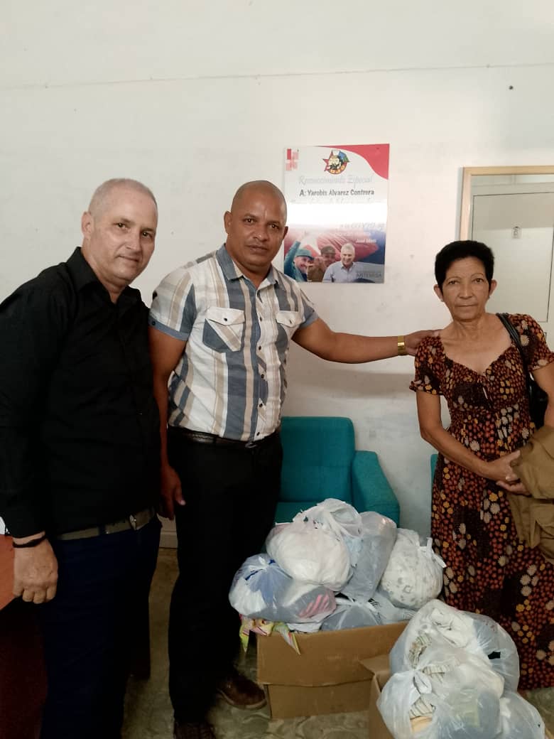 La Dirección General de Educación Provincial en Artemisa, con la presencia del presidente de la Asociación de Pedagogos de Cuba, Filial #Artemisa realiza la entrega de un donativo al municipio Bahía Honda. #CubaMined #ArtemisaJuntosSomosMás <a href="/GladysArtemisa/">Gladys Martínez Verdecia</a> <a href="/GobiernoArt/">Gobierno Provincial de Artemisa</a>