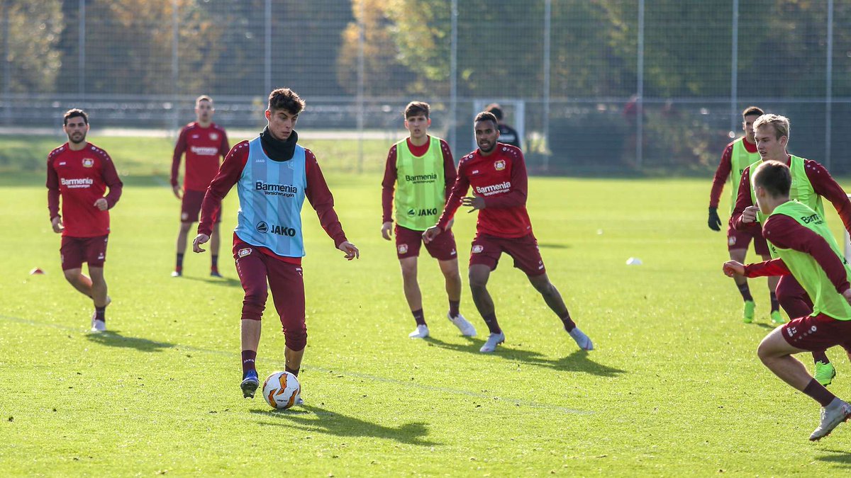 AreaEntrenador's tweet photo. El fútbol actual necesita versatilidad: jugadores que se adapten a cualquier situación de juego.

Por ello, te equivocas si sustituyes los juegos de posesión por los juegos de posición.

Tienen distinto nivel de contextualización. Y diferentes beneficios.

Sigue leyendo 🧵