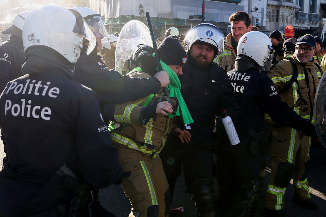 CGSPACODfireBru's tweet photo. Les accusations d'une attaque des #pompiers contre la Police sont graves et non fondées. Les vidéos montrent un pompier isolé projeté au sol par des policiers. Nous demandons des rectifications publiques et un dialogue respectueux pour rétablir la vérité. 🚩 https://t.co/CKQPwTWO9y