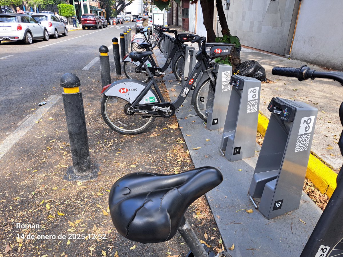 RomOrtegaBa's tweet photo. Estación CE-372 7 bicicletas dañadas. Pero como presume @ecobici el secretario de movilidad @HectorUlisesGN cuando esta echo mierda el servicio. https://t.co/C4IOt338K1