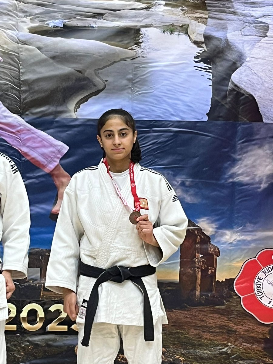 📍11-12 Ocak 2025 tarihleri arasında Uşak'ta düzenlenen ve 55 ilden 313 sporcunun katıldığı Okul Sporları Gençler Judo Türkiye Şampiyonası'nda 52 kg'da sporcumuz  Rojda Kanat 3. oldu.

🥋🥋🥋🥉