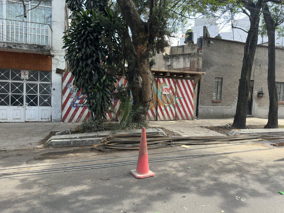 Obra sin permiso visible, sin publicitación vecinal, trabajando fuera de horarios, obstruyendo la vía pública. Isabel la católica 710, colonia álamos. Ayuda! <a href="/BJAlcaldia/">Alcaldía de Benito Juárez</a> <a href="/AccionesBJ/">Acciones BJ</a> <a href="/LuisMendozaBJ/">Luis Mendoza Acevedo</a> <a href="/inveacdmx/">INVEACDMX</a>