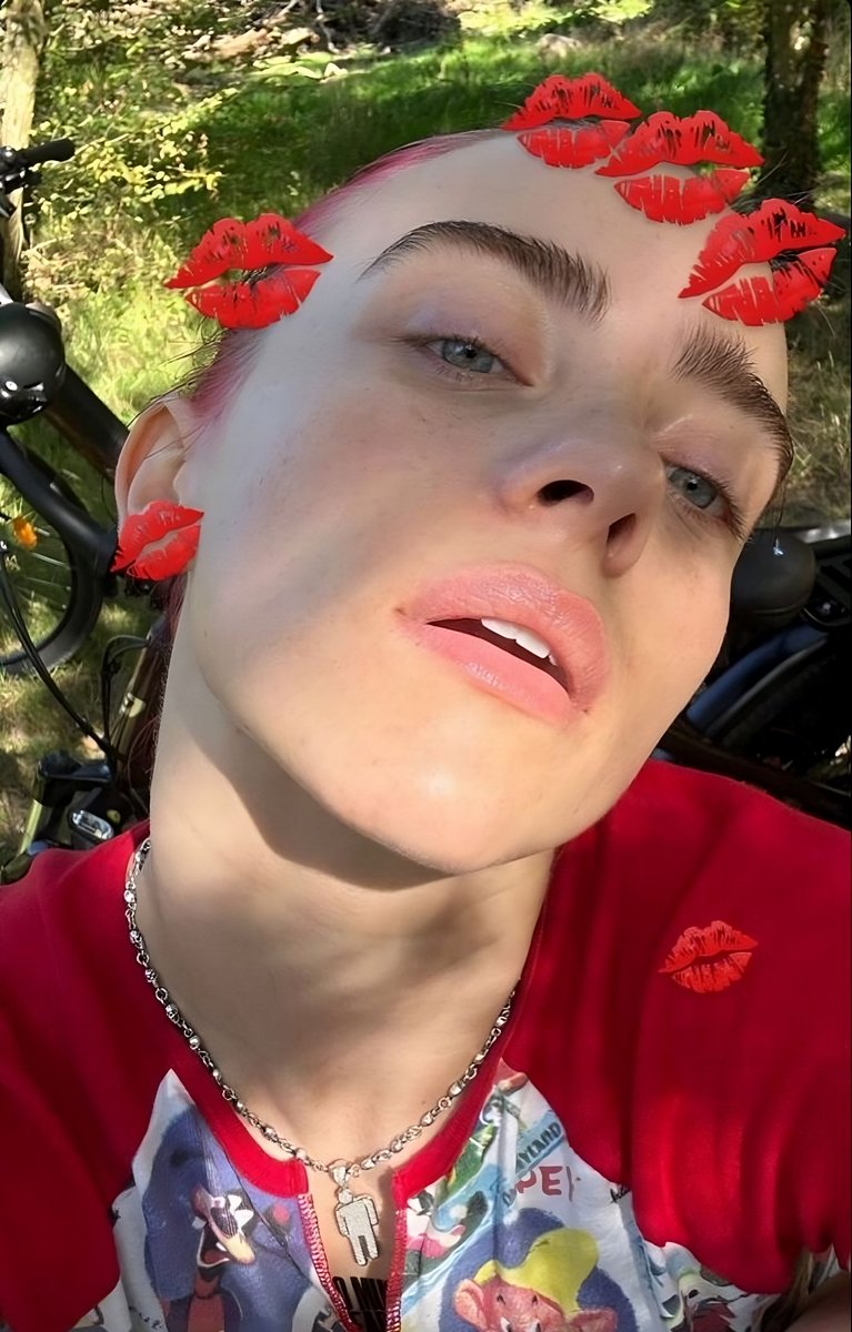 Billie Eilish Gallery tweet media