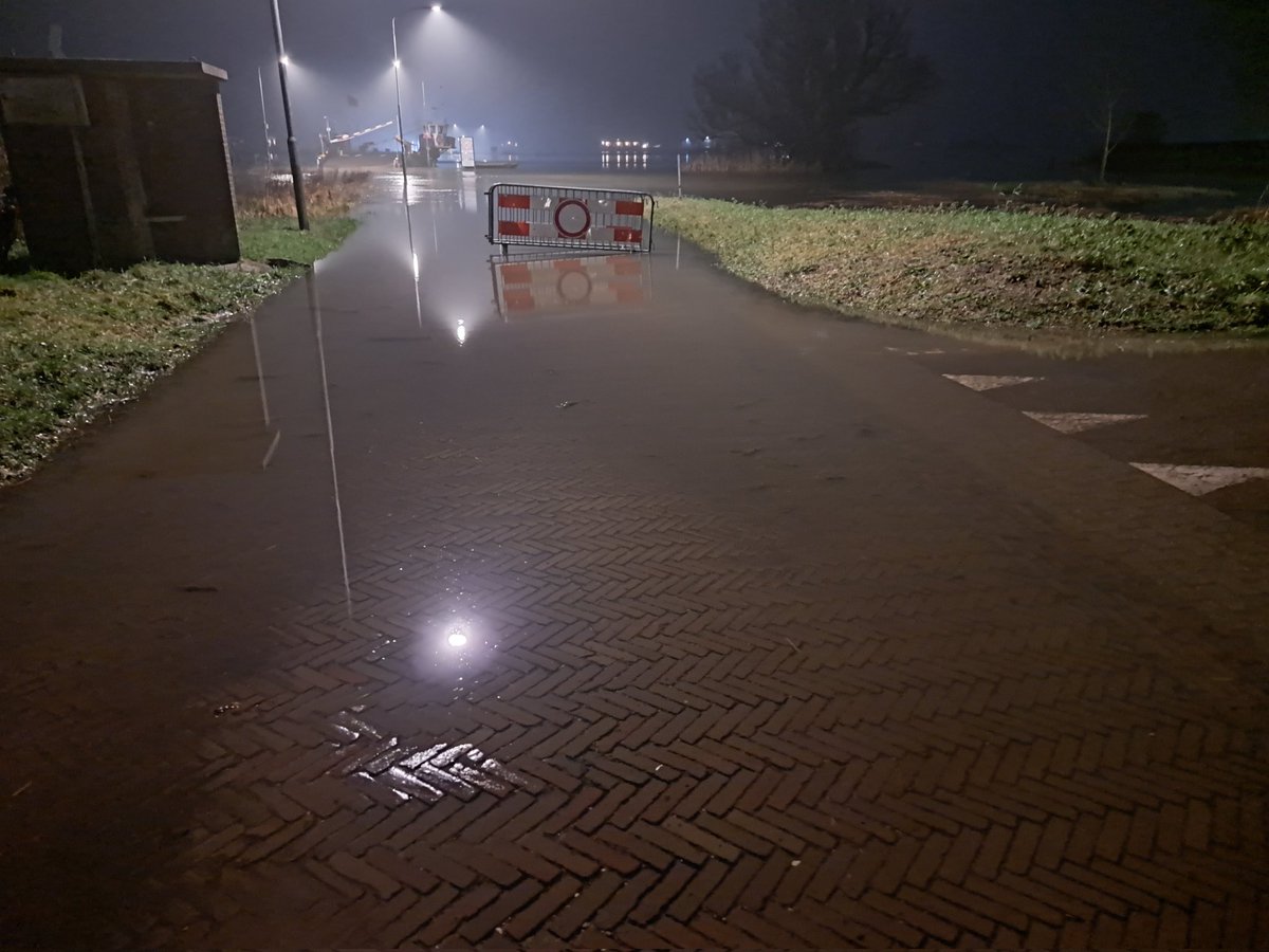 Nog hoger water in de IJssel!
Pontjes zijn uit de vaart...
