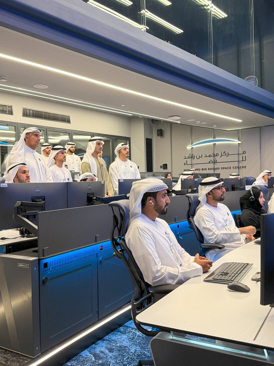groupfazza's tweet image. محمد بن راشد بن محمد بن راشد في مقر مركز محمد بن راشد للفضاء لمتابعة إطلاق القمر الإصطناعي "محمد بن زايد سات"