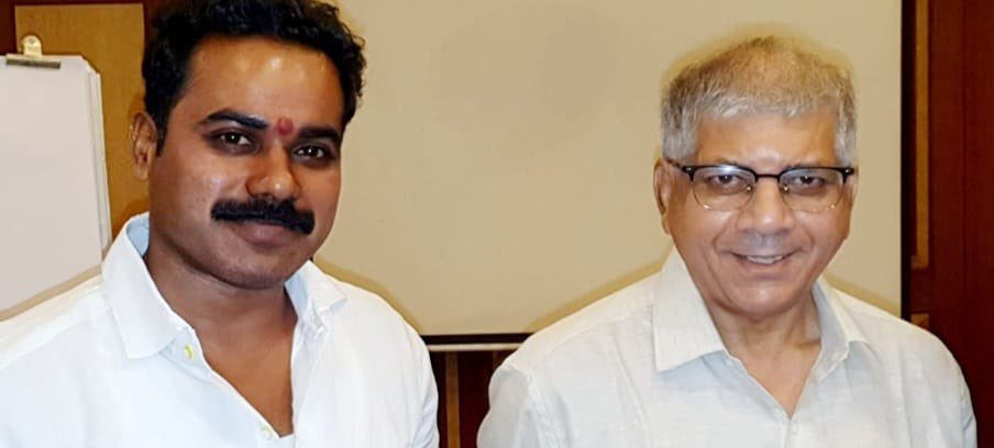 वंचितांना जिंकविण्यासाठी स्वत: हारणारा नेता पाहिला मी
  स्वत:चा विचार केला तर आजन्म मंत्रीपद मिळविणारा पण बहुजनांसाठी सत्तेला लाथ मारणारा नेता पाहिला मी....
       हारुन सुद्धा चेहऱ्यावर कुठलचं नैराश्य नसणारा,पुन्हा जोमाने आत्मविश्वास निर्माण करणारा नेता पाहिला मी...