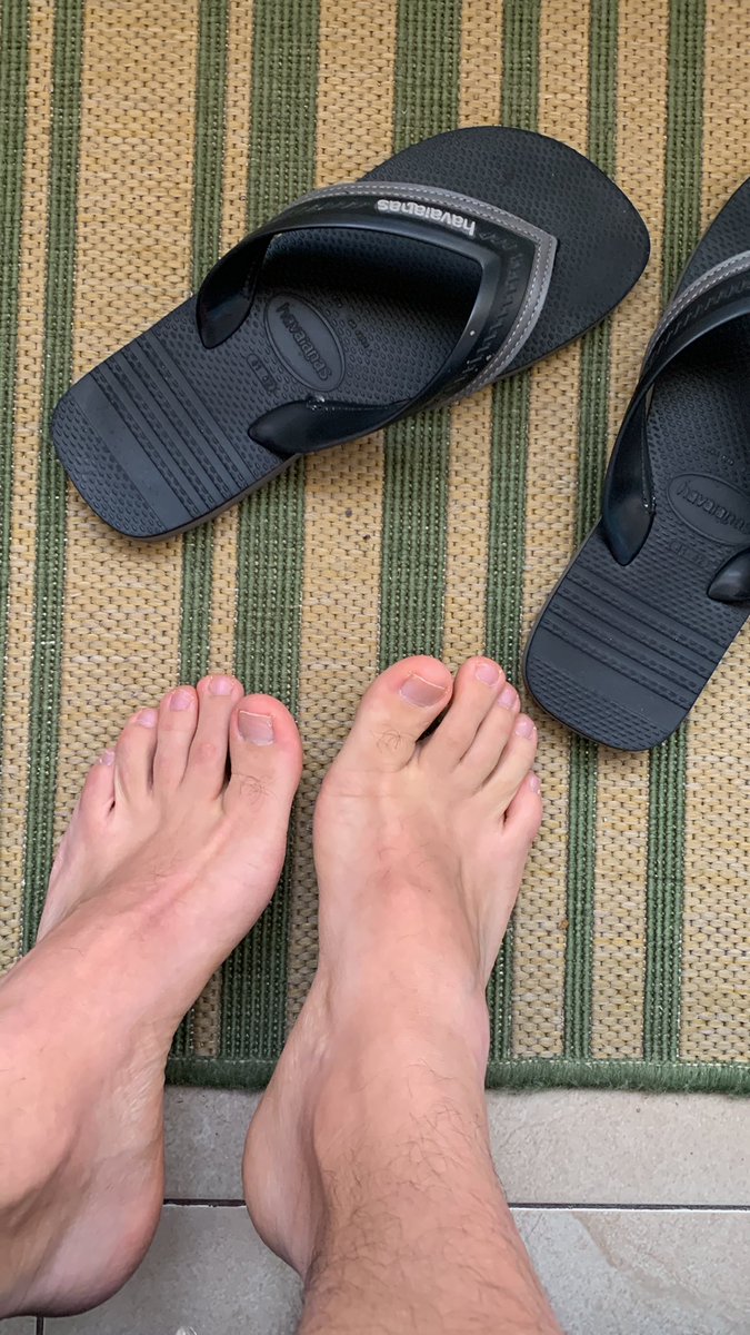 Flacoacm's tweet photo. Mis patas necesitan algo d sol!!! 
#pies #pieshombre #piesdemacho #piecolombiano #patasdeman #feet #feetman https://t.co/3cu9sWO1Vp