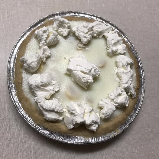 Special order banana cream pie with light whipped cream! 🍌 Order yours now with full or light real whipped cream! #bakerybusiness #oldfashionedrecipes #homebakerybusiness #reginasaskatchewan #bananacreampie #bananacream #bananacreampudding #bananacreampies