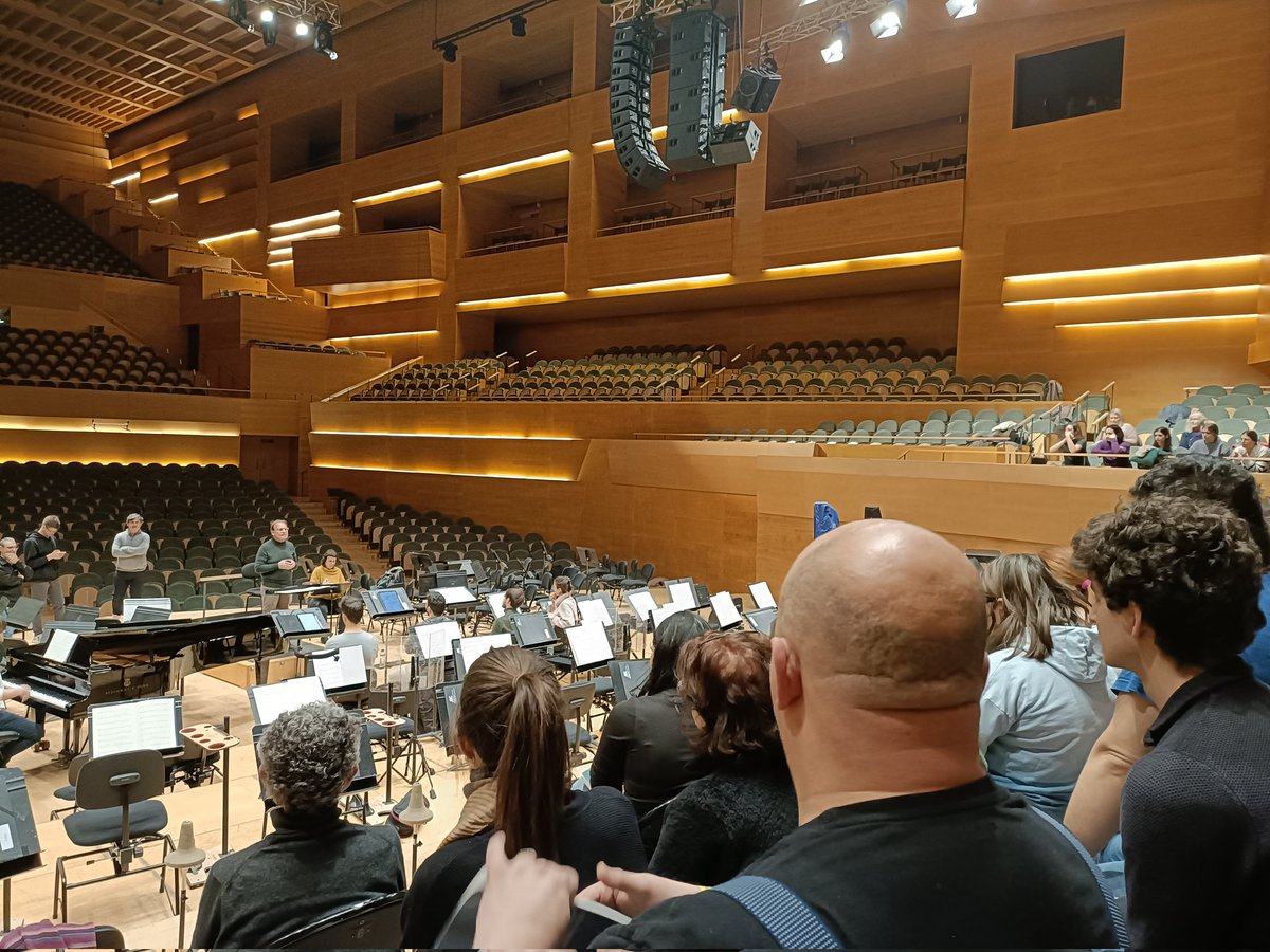 Assajant a <a href="/auditoribcn/">L'Auditori</a> TheArmedMan de Karl #Jenkins, amb la <a href="/CoralSantJordi/">Coral Sant Jordi</a>, la <a href="/CoralCantiga/">Coral Cantiga</a>, el <a href="/corjovestjordi/">Cor Jove de la Coral St Jordi</a>
i <a href="/CoralSinera/">Coral Sinera</a>