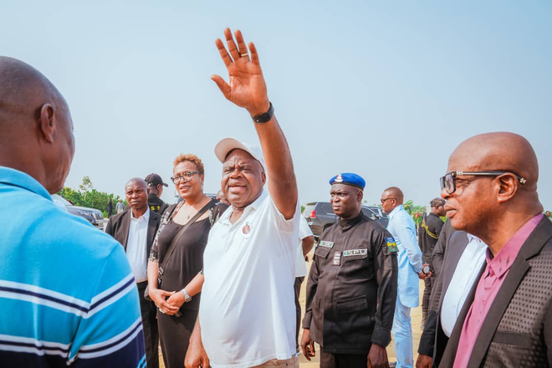 govdouyediri's tweet photo. This afternoon, I made an inspection visit to some of our ongoing housing projects in Yenagoa.

I was at the New Yenagoa city where our Government of Prosperity is almost completing both the new Commissioners’ and Legislators’ Quarters initiated by this administration.

These quarters are part of the major signature projects we are going to inaugurate during our 5th anniversary this February. 

With the new and massive road construction within the new Yenagoa City, it is evident that we are building a new Bayelsa city; a well planned city in Yenagoa.

Also, I visited the Okaka housing estate for civil servants where we are completing some of the abandoned housing units.

Indeed, in this second tenure of ours, housing remains our focus and we want to pursue it vigorously.

I am impressed with the quality and pace of work at the various sites and this gives me confidence that we can do more of the housing projects.