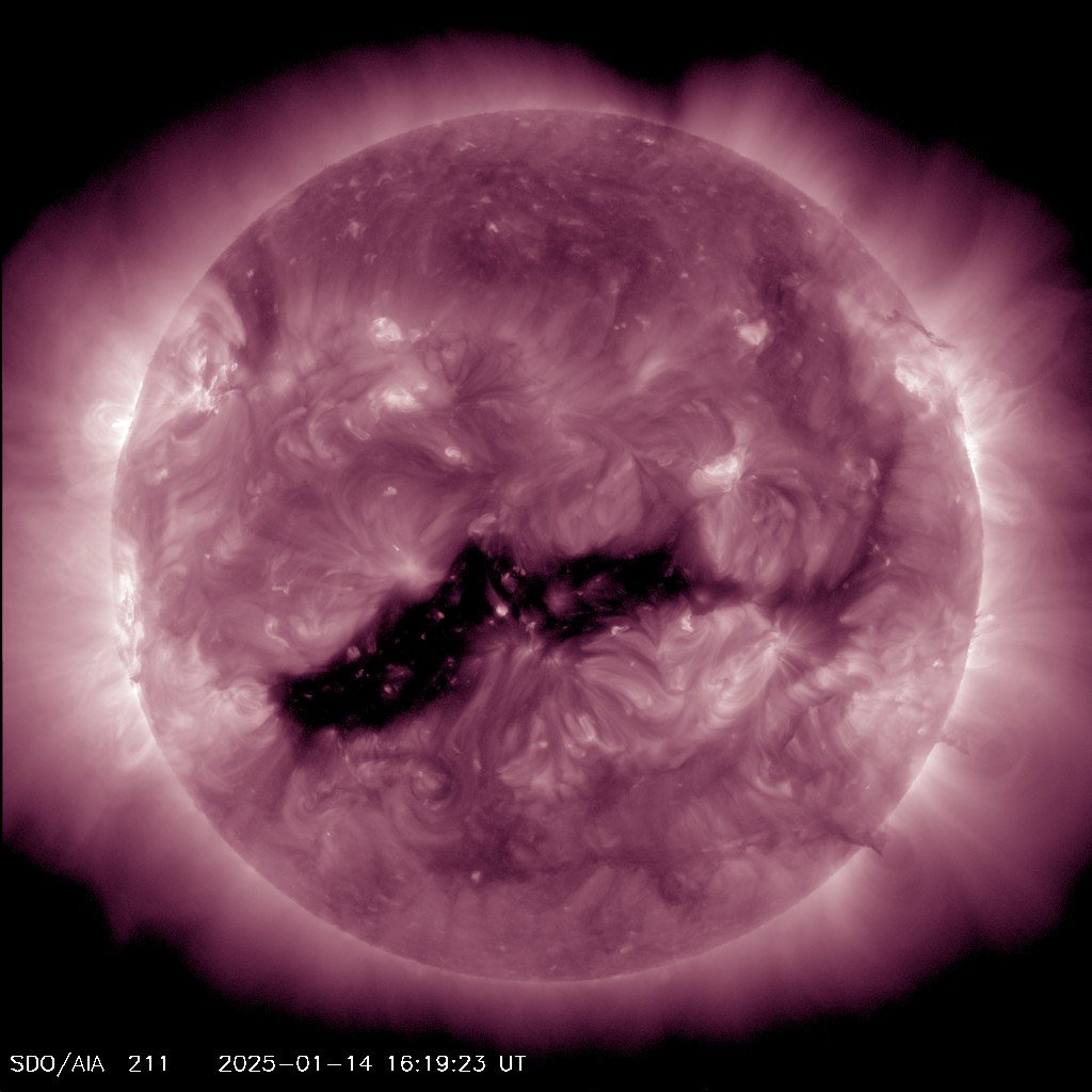 Wow, look at this coronal hole! It has grown a bit over the past day and looks a bit more impressive. We may see some faster solar winds at Earth in the next 2-3 days, triggering minor to moderate geomagnetic storming (G1-G2/Kp 5-6). Good chances for mid-latitude aurora!🤞