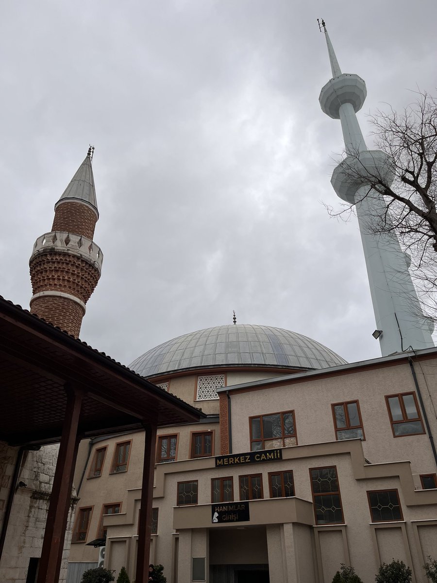 tarihi eser nasıl korunmalıyız? bu soruya makul cevap veren bir şehir plancımız yok. sözgelimi Yalova’da Rüstem Paşa’dan geriye kalan bir mescit var. zamanı gelmiş restore etmişiz. ama hemen dibine modern mimariyle bir cami inşa etmişiz. böylece tarihi mescit işlevsiz kalmış.