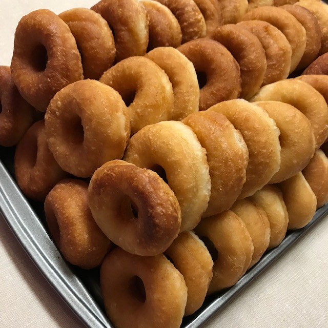 Fresh donuts now available! Only $10 per dozen (12 donuts)! #freshbakeddaily #homebakersofinstagram #tyrabakesregina #bakersgonnabake #homebakerybusiness #homebakery #potatodonat #potatodoughnuts #potatodough #potatodoughnut #spudnut #spudnuts #spudnutsdonuts #spudnutshop
