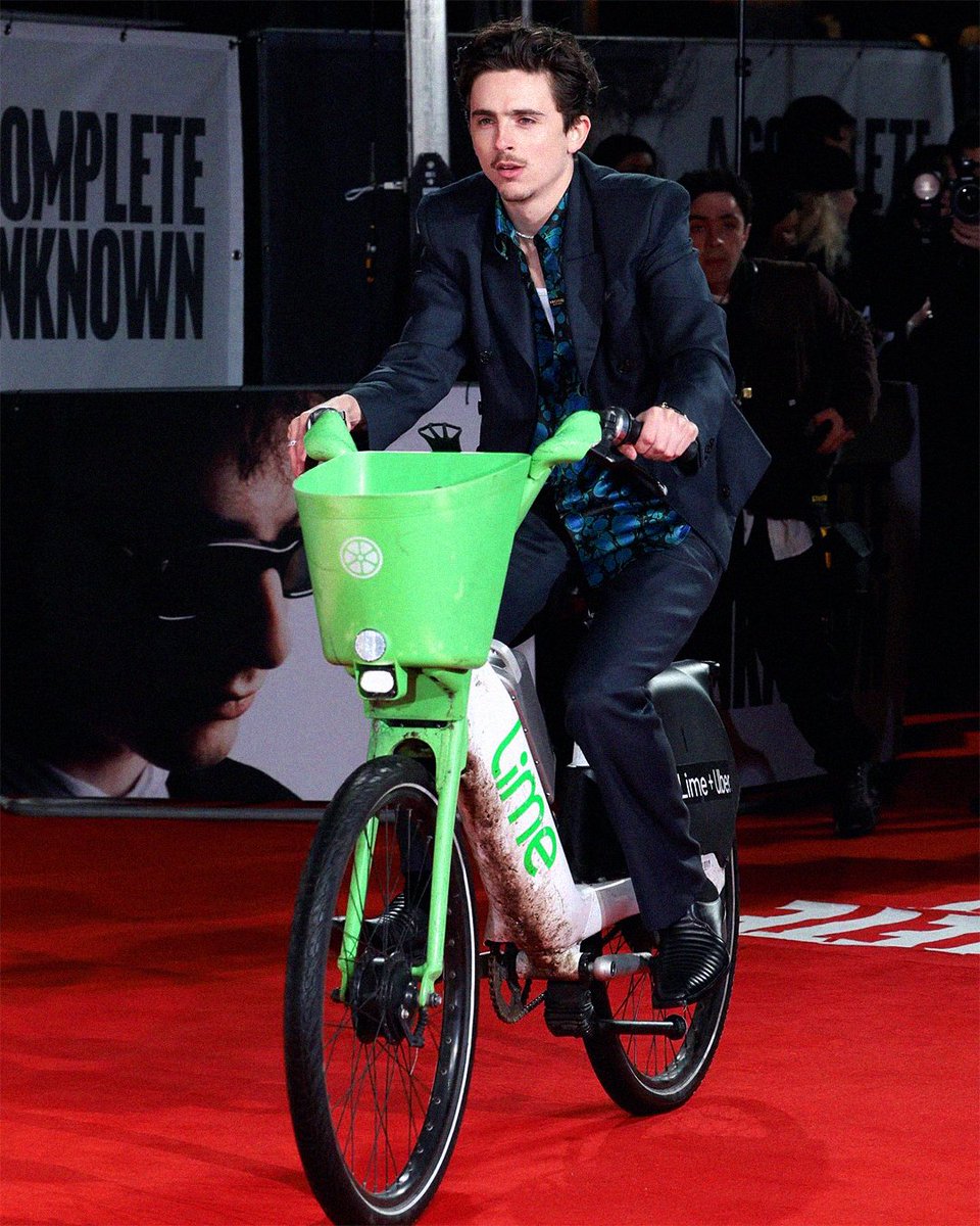 viewsfrance's tweet photo. Timothée Chalamet est arrivé en vélo électrique sur le tapis rouge de l’avant-première à Londres de son film Un parfait inconnu, où il incarne Bob Dylan.