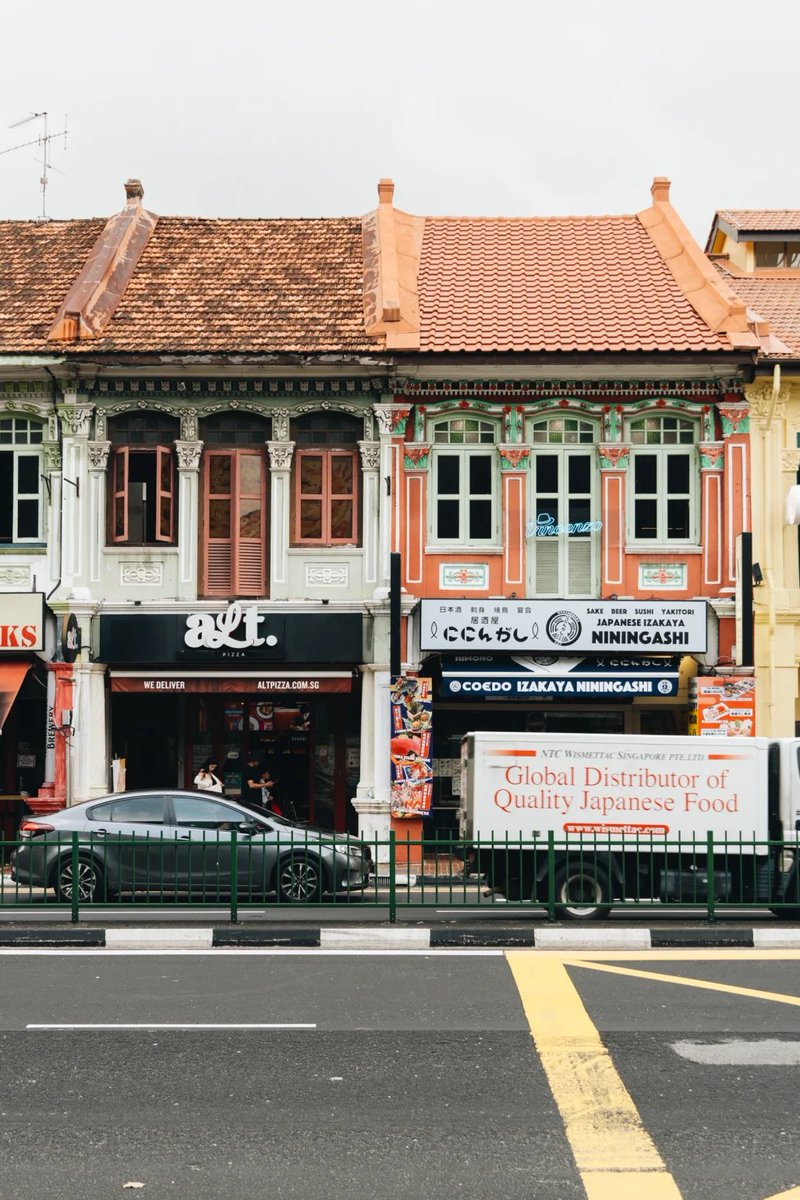 道沿いにはかわいい小さなお店やカフェがたくさんあります。
おいしいニョニャ料理も食べました。