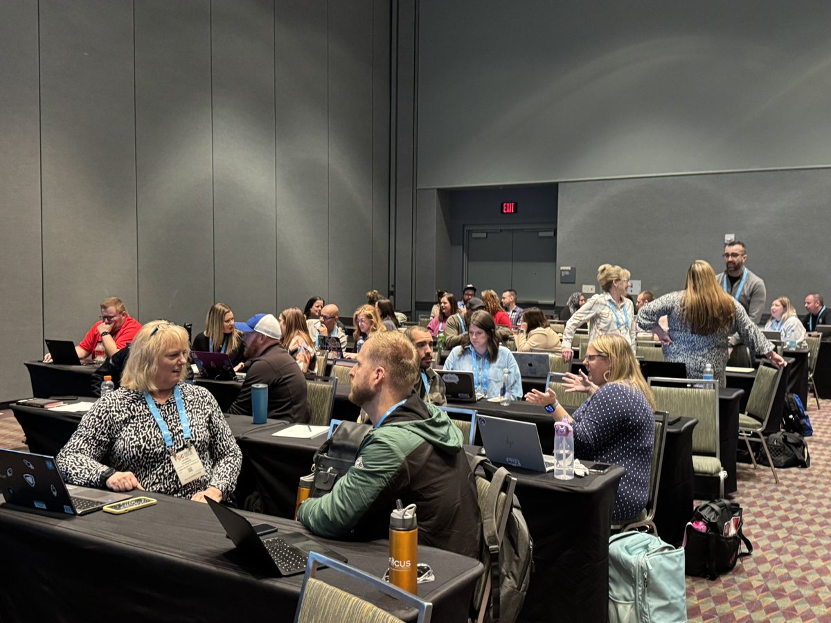 Starting out <a href="/fetc/">FETC</a> with a BANG and this amazing lady <a href="/mrshillteaches/">Ainsley Hill</a>. Next Level Coach - such an awesome session. So many take aways and great discussions #FETC #FETC25