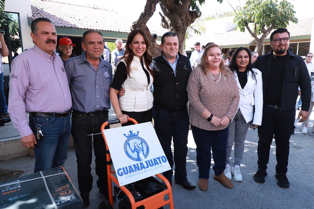 LibiaDennise's tweet photo. Creemos en Guanajuato y en nuestra gente chambeadora. 🙂🚜 
Por eso entregamos en Abasolo equipamiento para las y los porcicultores que son una gran fuerza en nuestro estado. 💪🏼 https://t.co/b2oHLACees