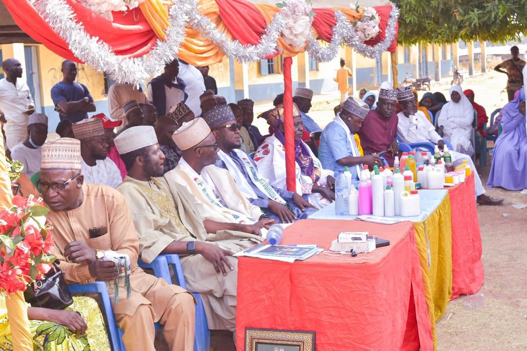 Adamutanko's tweet photo. Attended the 2025 Peace Carnival in Lambata, empowering 100 youth &amp; women with skills &amp; funds for small businesses. Supported with ₦1M &amp; ₦500k for organizers. Honoured as a Humanitarian African Peace Setter. Together, we’re building opportunities!!!

#TheFocusThePeople https://t.co/GVopL6vvXf