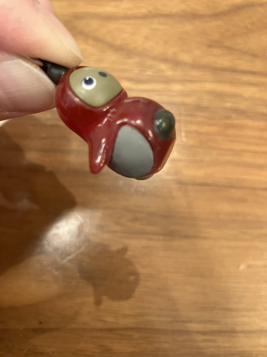 BLovot's tweet photo. めじるしアクセサリー修復の続編。
樹脂粘土は三日放置でイイ感じに固まったので、水彩絵の具で色づけ。
同じ色を作り出すのが難しかったけど、遠めにはわからないかな？
防水面で不安だったらトップコート的なのを塗るといいかも。
取れちゃった方は試してみて下さい❣️
#LOVOT
#らぼっと
#ガシャポン https://t.co/GpiCmnZOLi