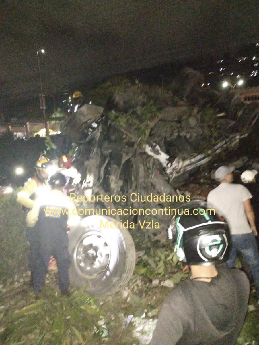 leoperiodista's tweet photo. #14Ene..Urgente..Se registra hecho vial en la avda Las Américas se estrello contraRcias Monseñor Chacón. Cuerpos de seguridad atienden el hecho https://t.co/LdRZDrj6Oi