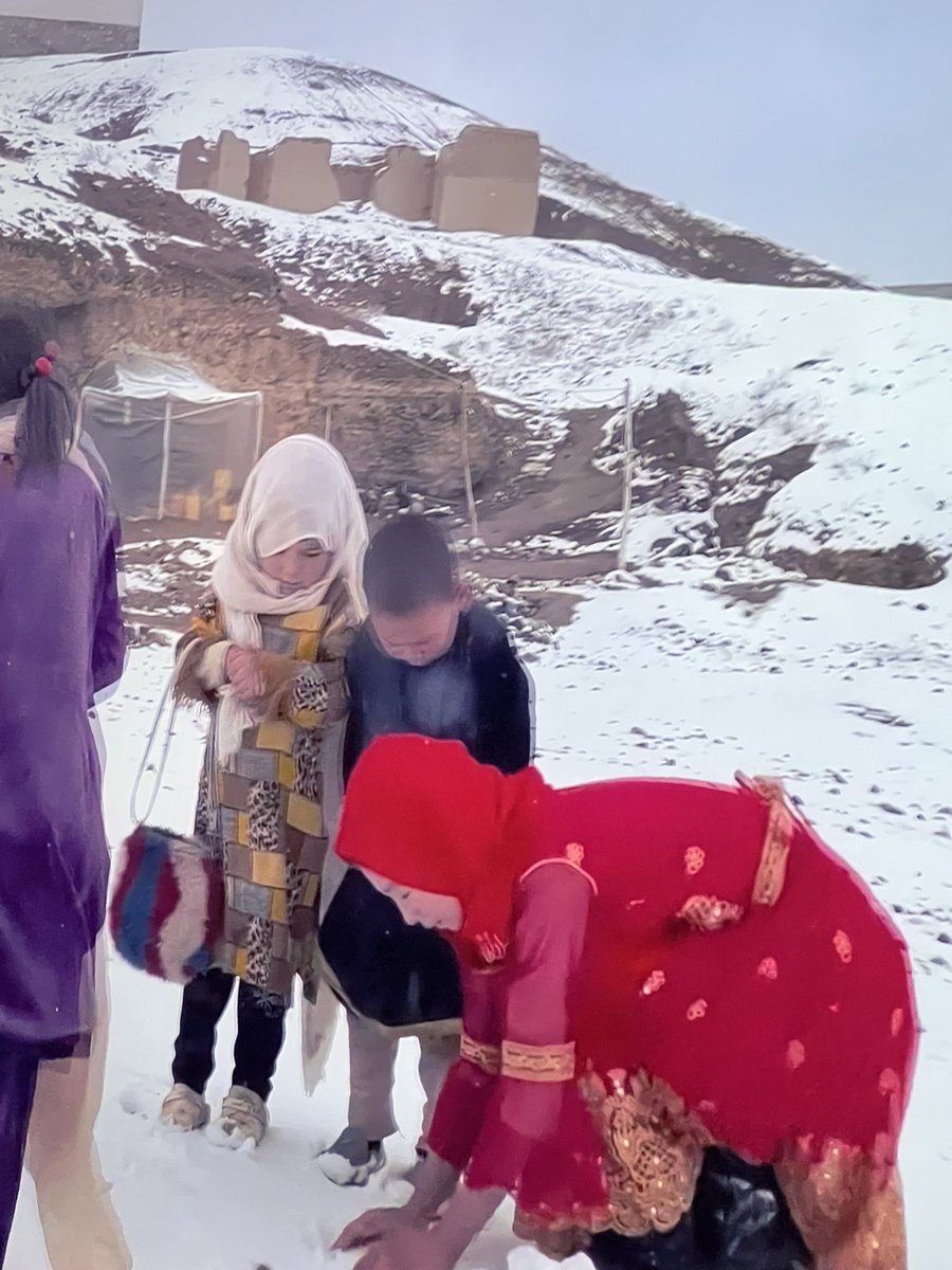 Arif123ammar's tweet photo. #Bamyan, Winter, #Hazara Kids, and the joy!❄️☃️2025 #Stuggle #Survival https://t.co/ytjkShJBye