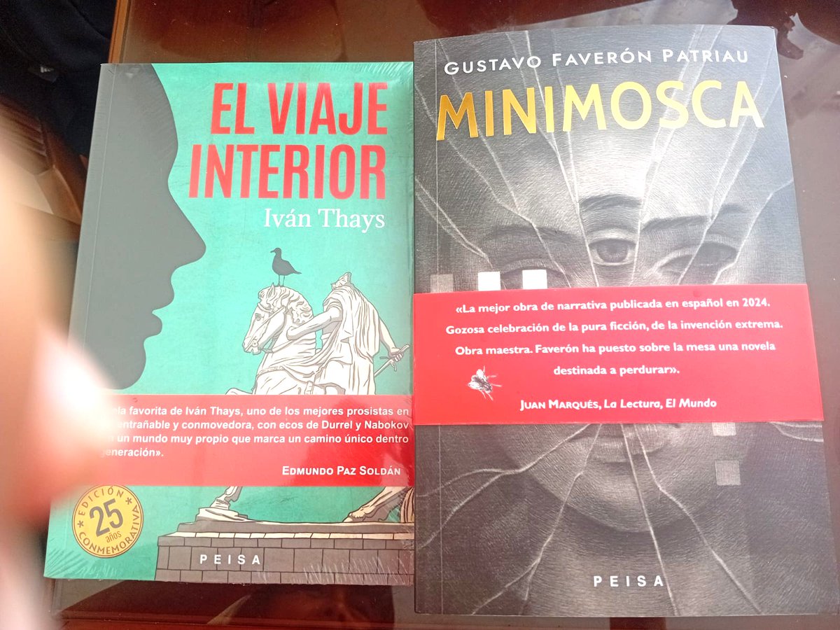 historiador's tweet photo. El 2025 empieza para nosotros bastante bien. Sí que bastante bien. Hoy aterrizaron en mi mesa de trabajo estas dos excelentes publicaciones con las que #Peisa inicia su año editorial: la edición conmemorativa por sus 25 años de El viaje interior, de Iván Thays, y Minimosca, de Gustavo Faverón, la gran novedad del mes ( el libro se publicó a fines del 2024, pero este año en que dará que hablar a tdos). Ambos sob dos librazos, dos títulos relvantes con los que Peisa se apunta el primer golazo editorial del año. Les cuento más luego de hundirle el diente a ambos. .
