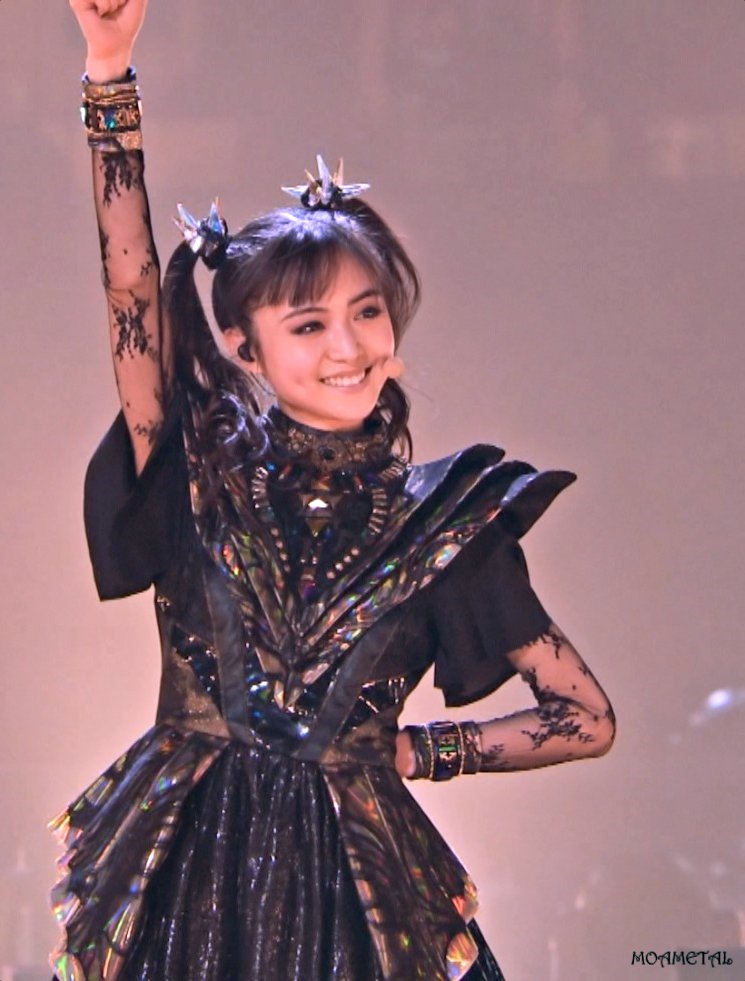 TENtenkomomo5's tweet photo. #BABYMETAL
#MOAMETAL

もあめとぅを語らずして「美」を語るべからず
なんてね
美といってもSU-さんのそれとは違う　
月並みにかわいいといってもMOMO氏の笑顔ともちがう
内面に複雑な何かを感じる美と可愛さと「人間性？」の融合じゃ
11年間無数のMOA氏画像を見てそう感じたのだ！
くだらぬ個人の感想 https://t.co/XjdGume3e9