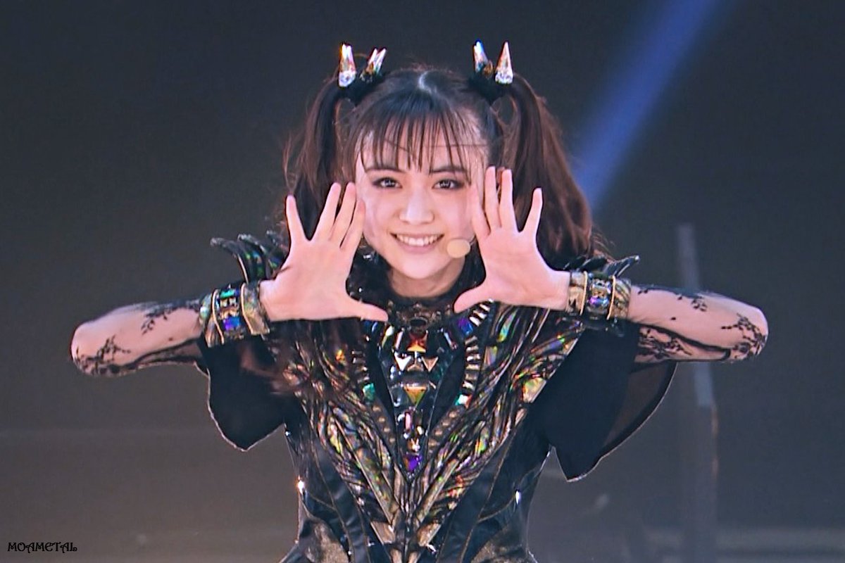TENtenkomomo5's tweet photo. #BABYMETAL
#MOAMETAL

もあめとぅを語らずして「美」を語るべからず
なんてね
美といってもSU-さんのそれとは違う　
月並みにかわいいといってもMOMO氏の笑顔ともちがう
内面に複雑な何かを感じる美と可愛さと「人間性？」の融合じゃ
11年間無数のMOA氏画像を見てそう感じたのだ！
くだらぬ個人の感想 https://t.co/XjdGume3e9