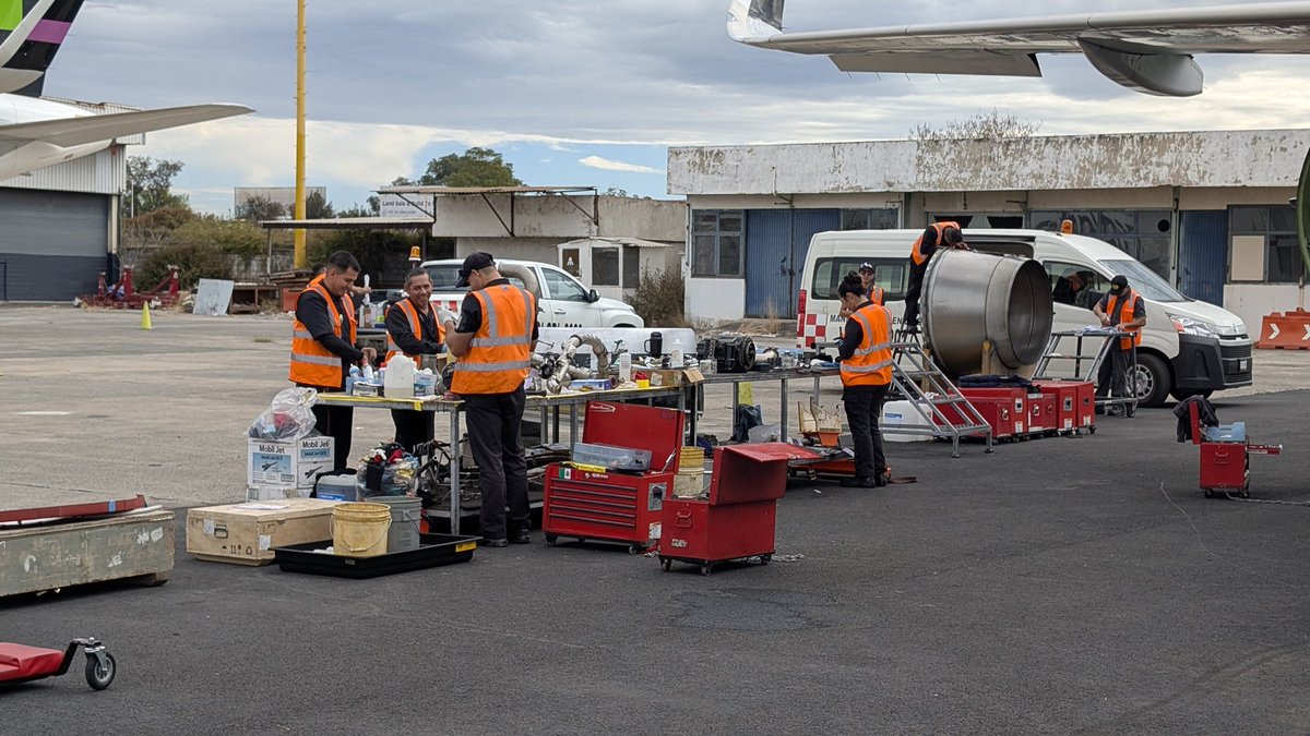 MathiasAlthoff's tweet photo. Also saw airline Volaris service area where they were replacing an engine for regular service (done approx every 18 months) a three day job. https://t.co/fuBo3KCCIF