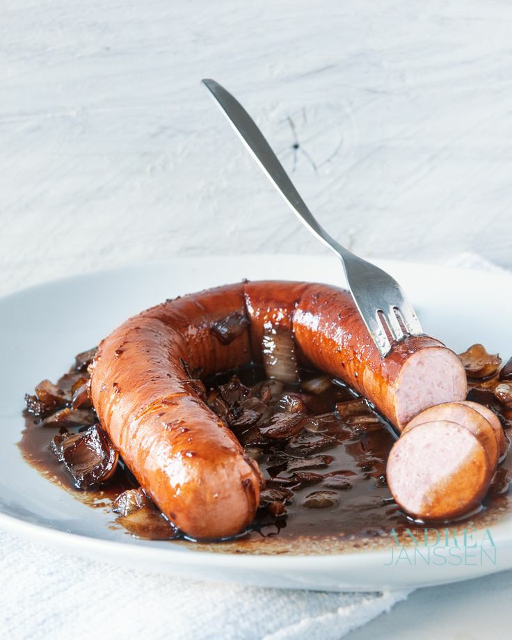 __SELENE915's tweet photo. Bro het is 02:05 ben net wakker van een 4 hour nap en heb echt zin in worst. Like a propper German Bratwurst. Like een vettige sausage met curry saus of ketchup. Een meesterlijke glizzy. Of gwn zo'n goeie Hema rookworst 😞 https://t.co/LvWC2cobU9