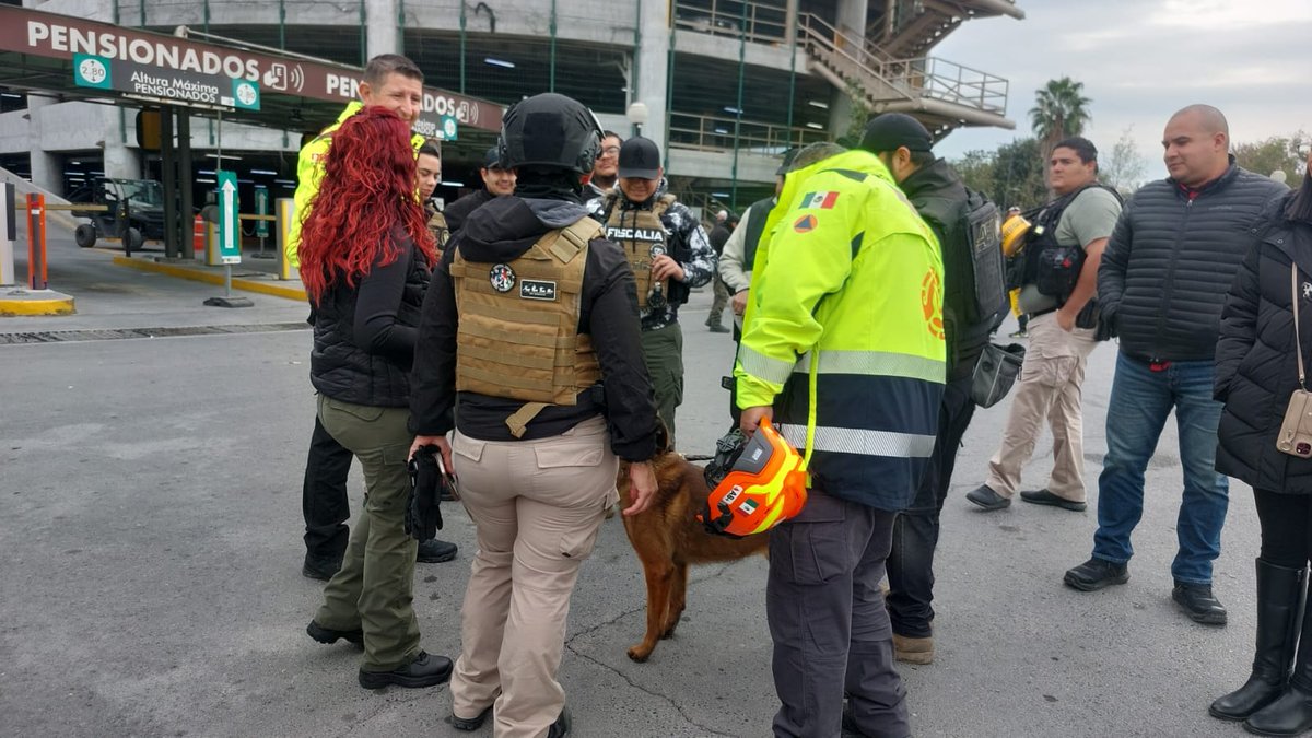 Brislulis's tweet photo. Luego del reporte de un coche Bomba en área de Estacionamiento 10, #pabellonciudadano concluye revisión canina. Fue falsa alarma. Reabrirán en unos momentos. @MtyFollow @VecinosRoma_Mty https://t.co/2AL0x0nt64