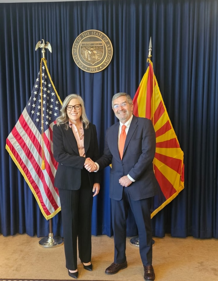 SRE_mx's tweet photo. 📸 En Phoenix, el canciller Juan Ramón de la Fuente de @SRE_mx sostuvo una reunión con la gobernadora de Arizona, Katie Hobbs, con quien dialogó sobre las coincidencias en la importancia que conciben ambos a la relación bilateral, sustentada en una relación comercial fructífera y considerado la contribución de las comunidades mexicanas para el desarrollo social, cultural y económico del estado.

La gobernadora @GovernorHobbs expresó su deseo de seguir manteniendo una relación estrecha y coordinada con nuestro país. México es el principal socio comercial de Arizona, con una actividad económica que genera beneficios en empleo, infraestructura y recolección de impuestos a la entidad estadounidense, a través del intercambio comercial y las visitas de personas mexicanas a su estado.