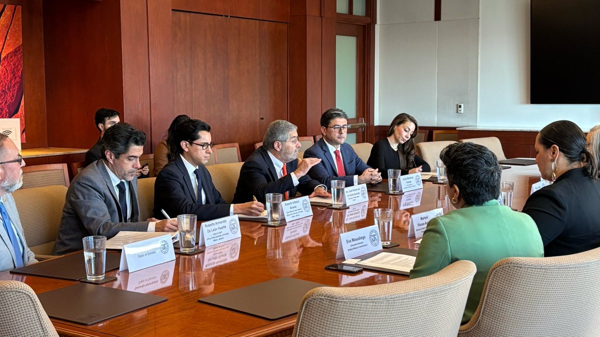 SRE_mx's tweet photo. 📸 En Phoenix, el canciller Juan Ramón de la Fuente de @SRE_mx sostuvo una reunión con la gobernadora de Arizona, Katie Hobbs, con quien dialogó sobre las coincidencias en la importancia que conciben ambos a la relación bilateral, sustentada en una relación comercial fructífera y considerado la contribución de las comunidades mexicanas para el desarrollo social, cultural y económico del estado.

La gobernadora @GovernorHobbs expresó su deseo de seguir manteniendo una relación estrecha y coordinada con nuestro país. México es el principal socio comercial de Arizona, con una actividad económica que genera beneficios en empleo, infraestructura y recolección de impuestos a la entidad estadounidense, a través del intercambio comercial y las visitas de personas mexicanas a su estado.