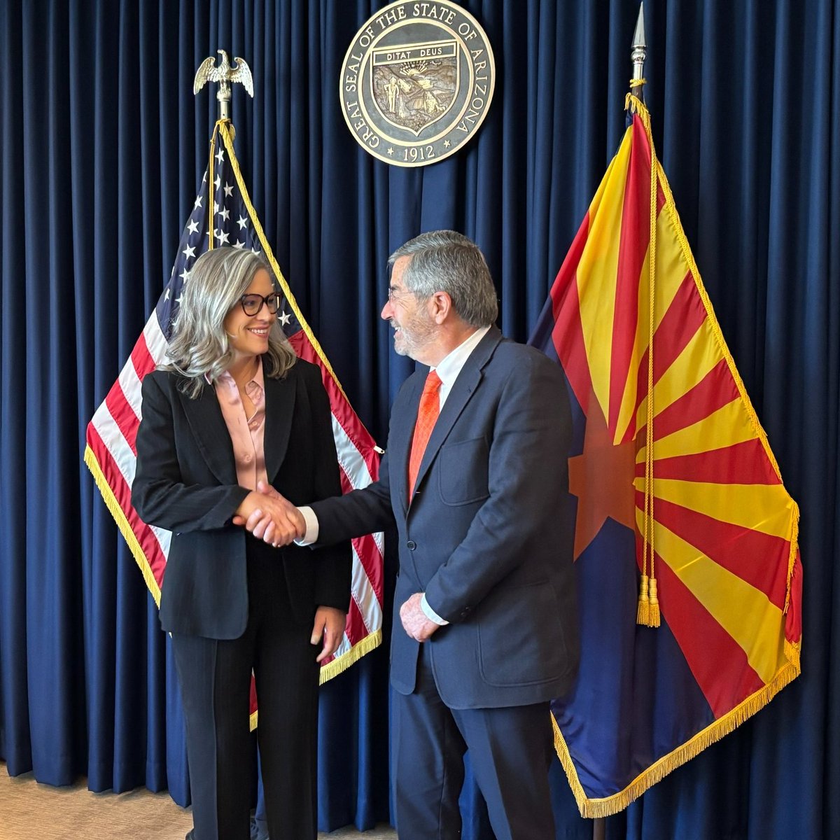 SRE_mx's tweet photo. 📸 En Phoenix, el canciller Juan Ramón de la Fuente de @SRE_mx sostuvo una reunión con la gobernadora de Arizona, Katie Hobbs, con quien dialogó sobre las coincidencias en la importancia que conciben ambos a la relación bilateral, sustentada en una relación comercial fructífera y considerado la contribución de las comunidades mexicanas para el desarrollo social, cultural y económico del estado.

La gobernadora @GovernorHobbs expresó su deseo de seguir manteniendo una relación estrecha y coordinada con nuestro país. México es el principal socio comercial de Arizona, con una actividad económica que genera beneficios en empleo, infraestructura y recolección de impuestos a la entidad estadounidense, a través del intercambio comercial y las visitas de personas mexicanas a su estado.