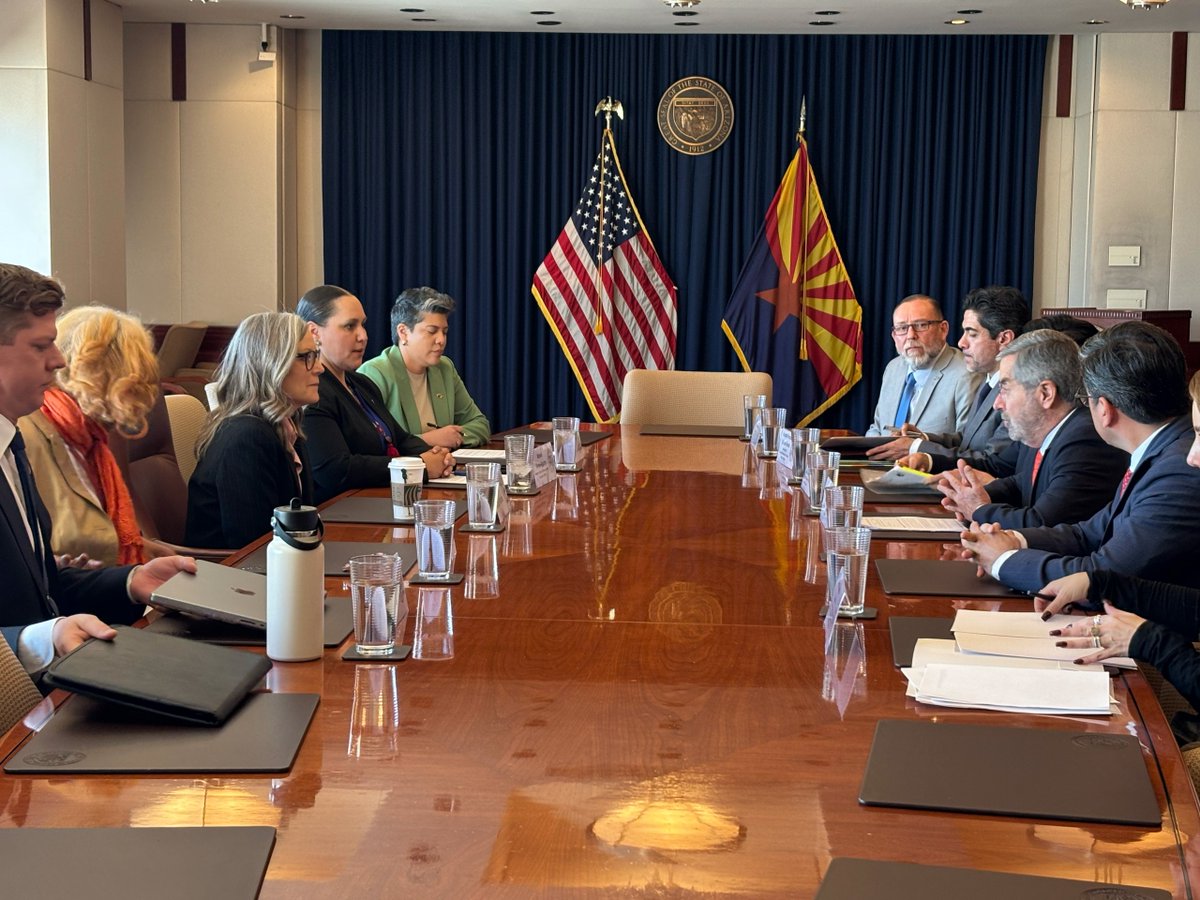 SRE_mx's tweet photo. 📸 En Phoenix, el canciller Juan Ramón de la Fuente de @SRE_mx sostuvo una reunión con la gobernadora de Arizona, Katie Hobbs, con quien dialogó sobre las coincidencias en la importancia que conciben ambos a la relación bilateral, sustentada en una relación comercial fructífera y considerado la contribución de las comunidades mexicanas para el desarrollo social, cultural y económico del estado.

La gobernadora @GovernorHobbs expresó su deseo de seguir manteniendo una relación estrecha y coordinada con nuestro país. México es el principal socio comercial de Arizona, con una actividad económica que genera beneficios en empleo, infraestructura y recolección de impuestos a la entidad estadounidense, a través del intercambio comercial y las visitas de personas mexicanas a su estado.