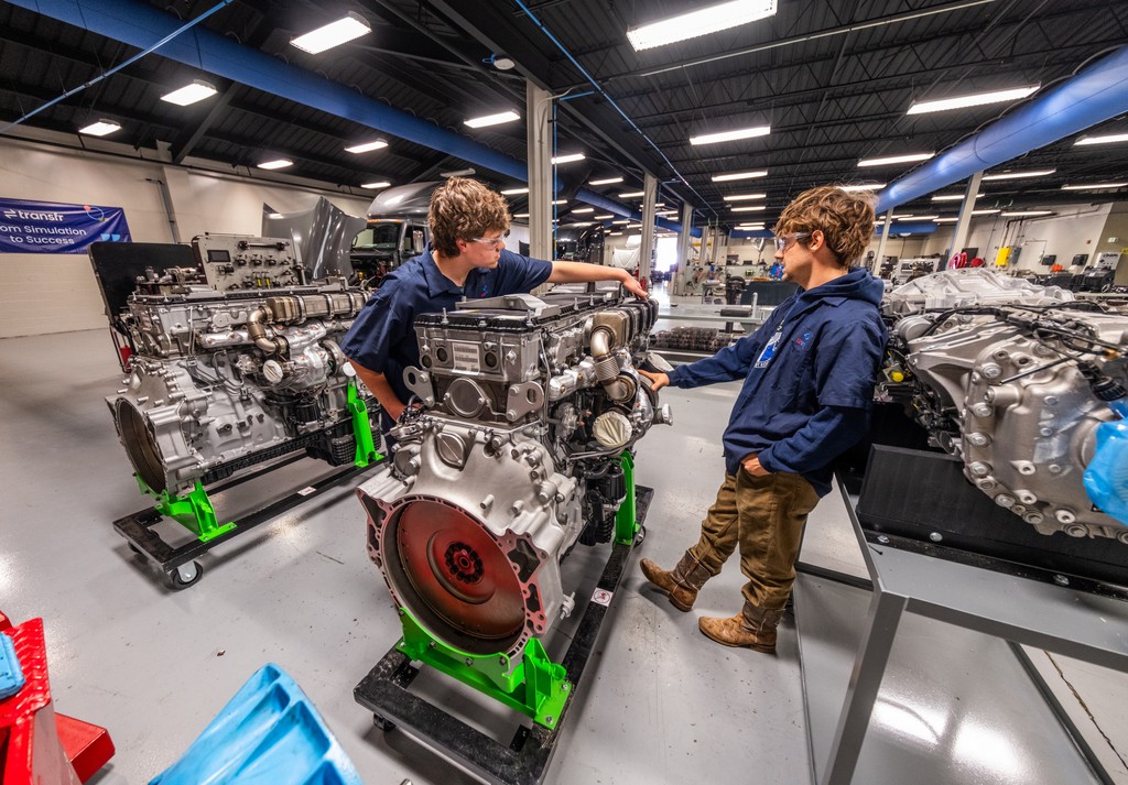 Are you interested in working at UA-PTC? We are hiring in our Diesel Technology department!⁠
Apply at uasys.wd5.myworkdayjobs.com/UASYS/job/Univ…